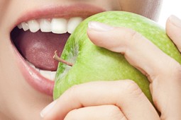 eating-apple_9